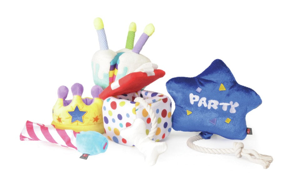 Gioco per cani Camon Happy Birthday assortito 1 pz con squeaker in tessuto colorato Gioco per cani Camon Happy Birthday assortito 1 pz con squeaker in tessuto colorato
